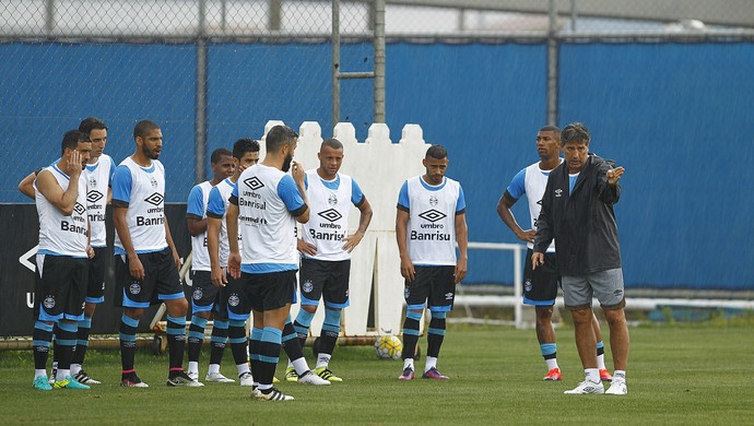 Renato tem o desafio de melhorar poder de ataque do Grêmio, após organizar defesa