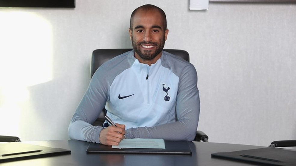 Partiu, Londres! Lucas assinou até meados de 2023 com o Tottenham (Foto: Site Oficial)