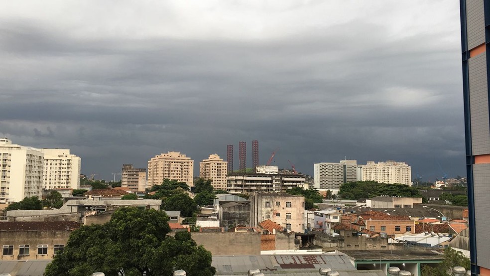 Nuvens escuras são vistas no Centro de Niterói,RJ (Foto: Juliana Brasil / Arquivo Pessoal)