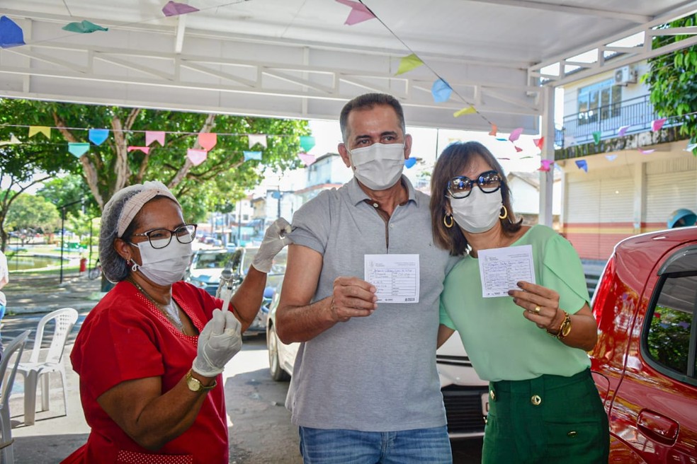 Governador Waldez Góes e a primeira-dama, Marília Góes (de verde), receberam a 1ª dose de vacina contra a Covid-19 em 16 de junho — Foto: Reprodução/Twitter