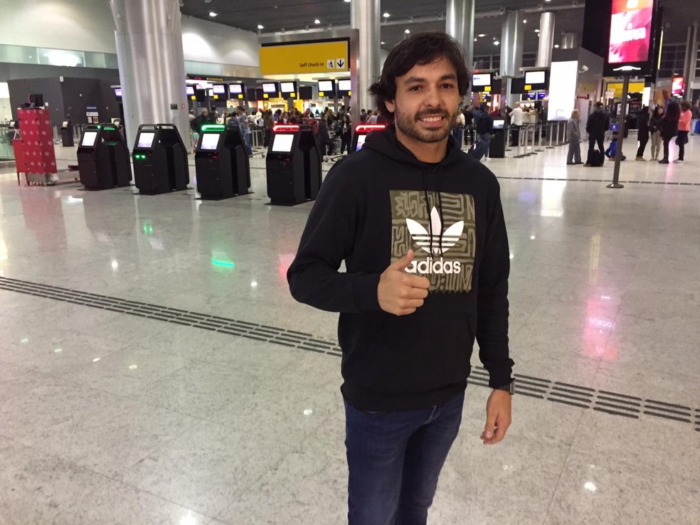 Ricardo Goulart no aeroporto de Guarulhos — Foto: Felipe Zito