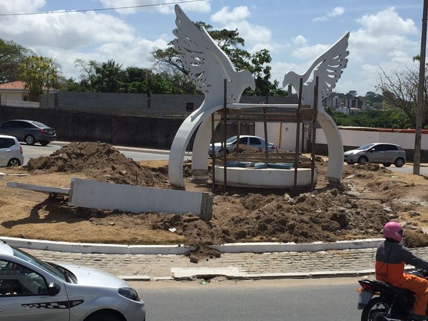 Obra de Marcos Pinto vai ser transferida para o entrocamento da Avenida Beira Rio com a Rua do Capim (Foto: Walter Paparazzo/G1)