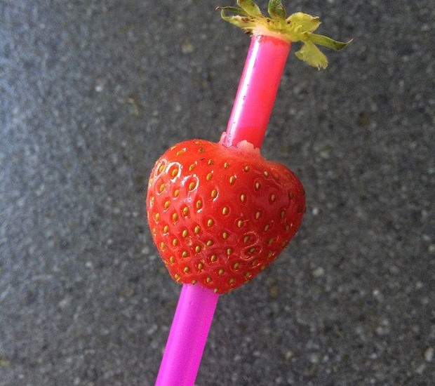 Use canudos feitos de materiais firmes para tirar o verde do morango (Foto: Instagram/ Reprodução)