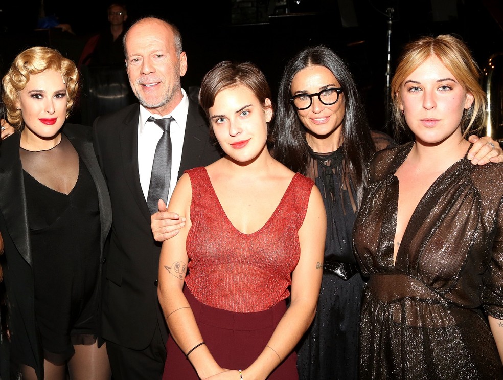 Bruce Willis e a ex-mulher, Demi Moore, com as filhas do casal: Rummer, Tallulah e Scout — Foto: Getty Images