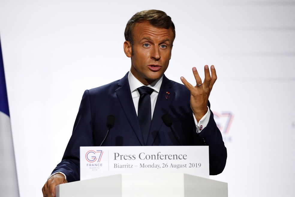 Emmanuel Macron durante uma entrevista coletiva em Biarritz, onde acontece o encontro de cúpula do G7 — Foto:  Francois Mori/Reuters