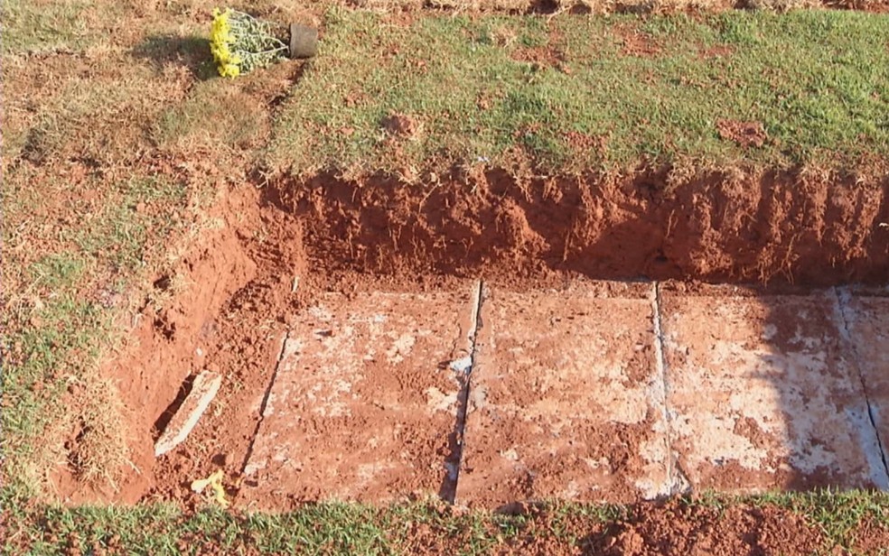 Família denuncia que corpo da mãe sumiu de jazigo em Cidade Ocidental — Foto: Reprodução/TV Anhanguera