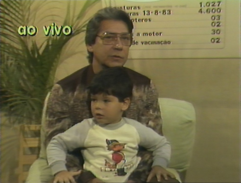 Mário Covas com o neto, Bruno Covas, no colo em vídeo de 1983 — Foto: Acervo TV Globo
