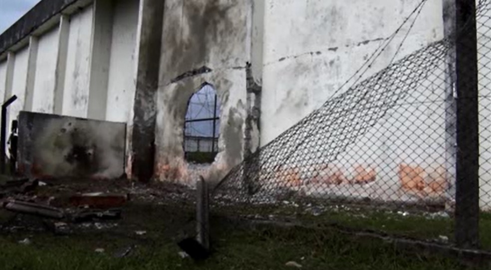 Muro da Penitenciária Estadual de Piraquara foi aberto com explosivos — Foto: Reprodução/TV Globo