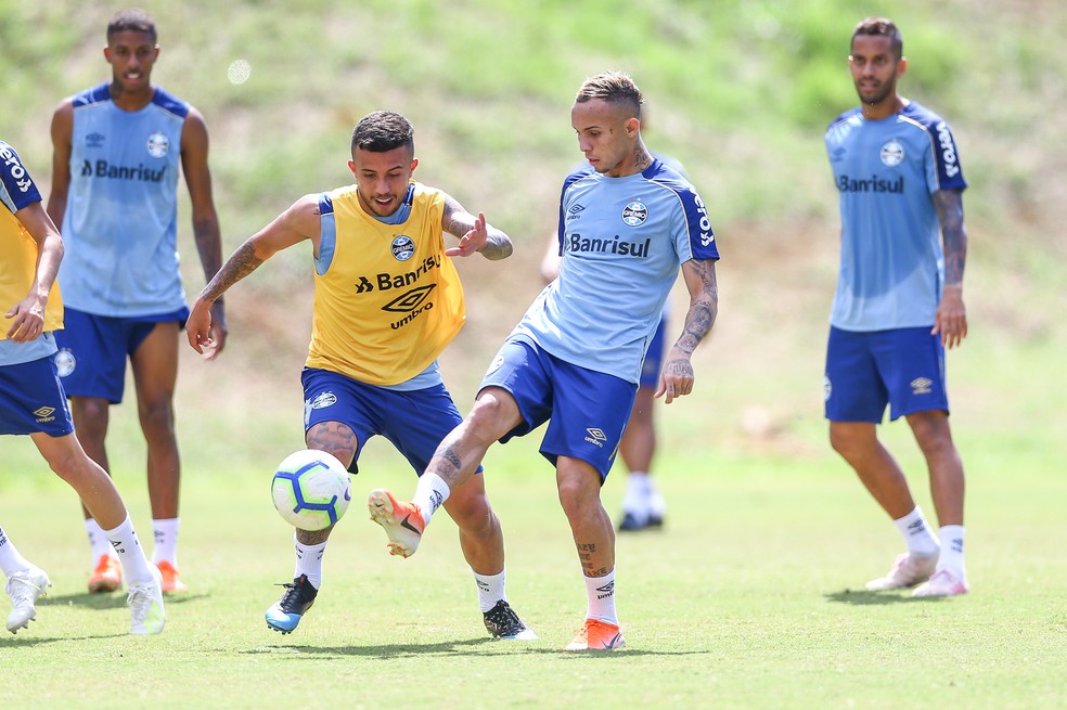 Matheus Henrique e Everton no treino do Grêmio em Salvador — Foto: Lucas Uebel/Grêmio