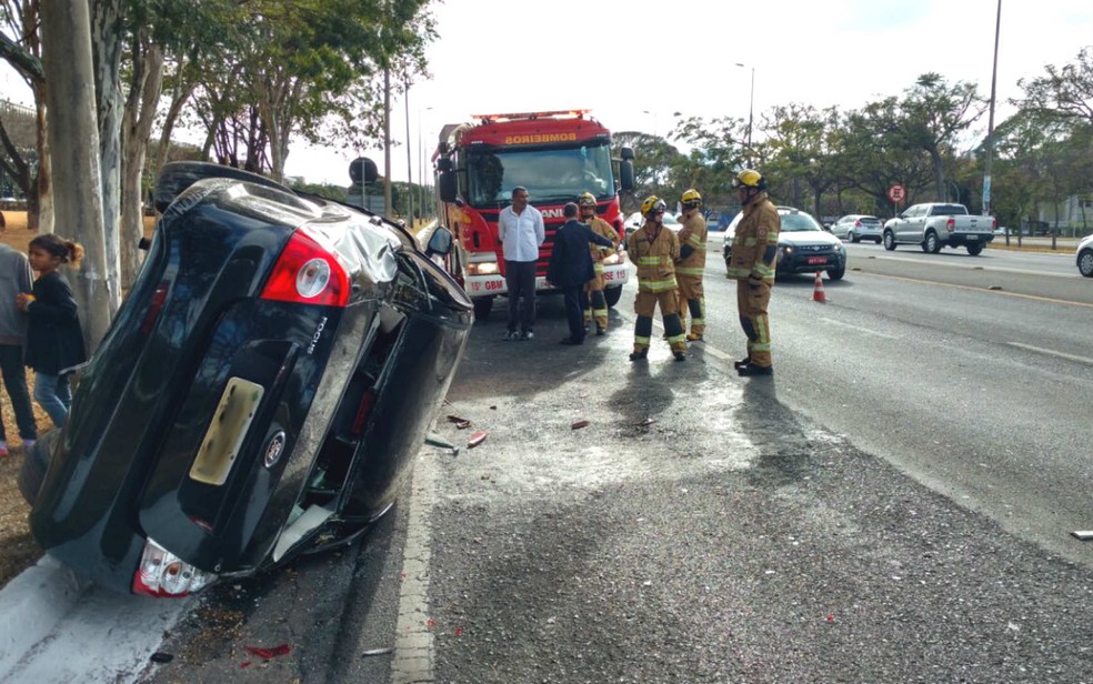 Carro que levava filho de Michel Temer capota no Eixão Sul, em Brasília (Foto: Corpo de Bombeiros/Divulgação)