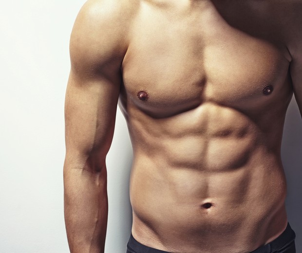Muscular torso of young man (Foto: Getty Images/iStockphoto)