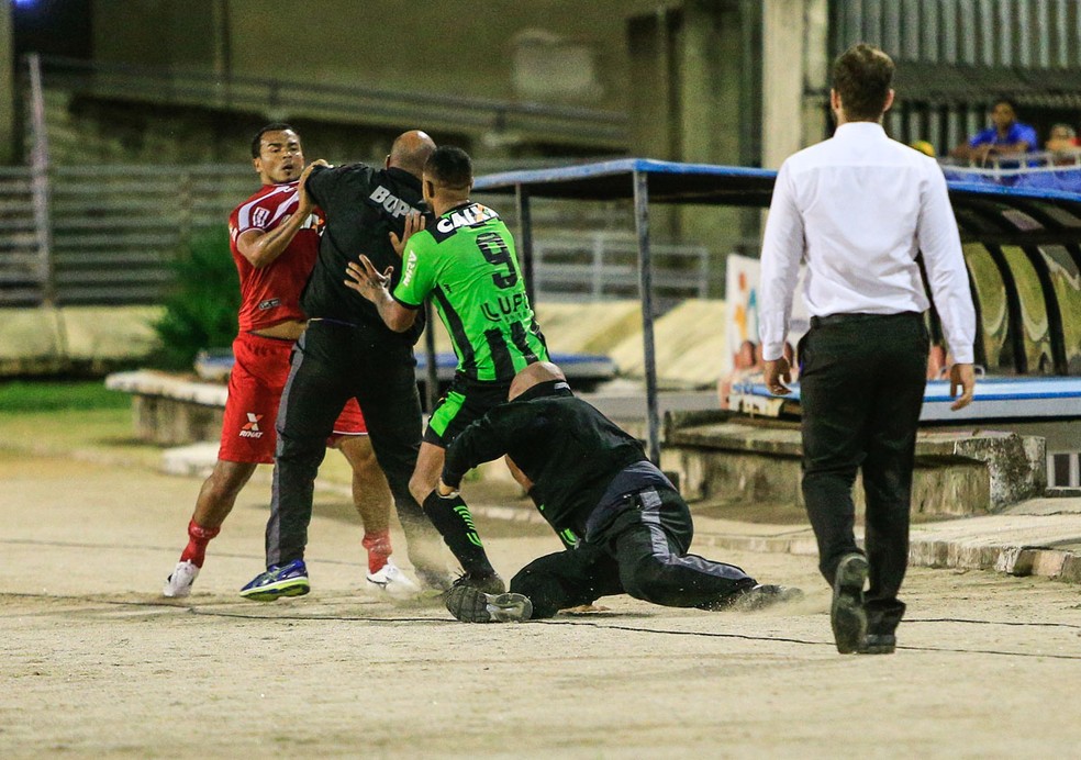 Briga entre Zé Carlos e Bill no jogo CRB x América-MG (Foto: Ailton Cruz/Gazeta de Alagoas)