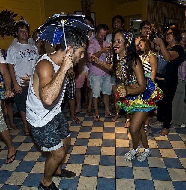 Bruno Gagliasso se diverte em festa que agitou a madrugada de domingo (13) (Foto: Marcelo Loureiro)