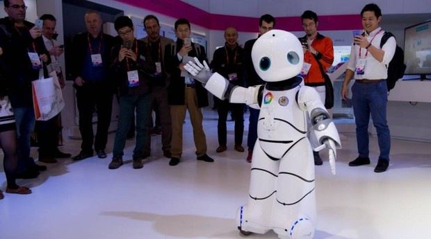 Robô em estande de empresa chinesa (Foto: Reprodução/O Globo)