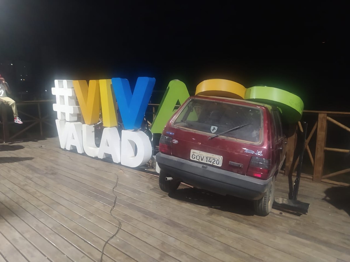 Carro atinge letreiro turístico de Governador Valadares Vales de
