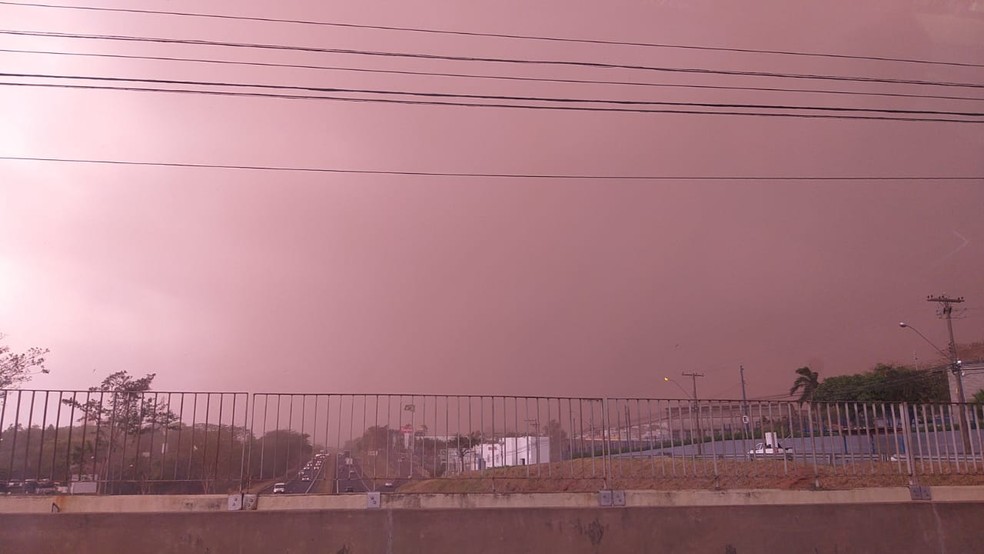 Tempestade de poeira atingiu Presidente Prudente (SP) na tarde de sexta-feira (1º) — Foto: Kaito Lomartire/TV Fronteira