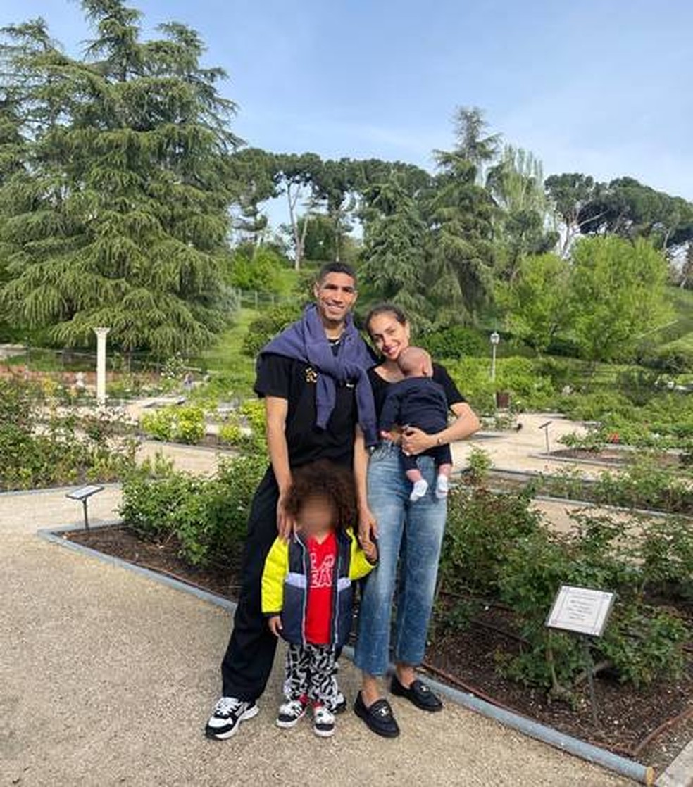 Hakimi, Hiba e os dois filhos durante passeio &mdash; Foto: Reprodu&ccedil;&atilde;o