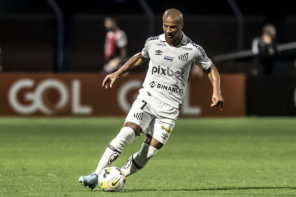 O experiente Carlos Sánchez terá a missão de organizar as jogadas ofensivas do Peixe na partida contra o Botafogo (Foto: Ivan Storti / Santos FC)