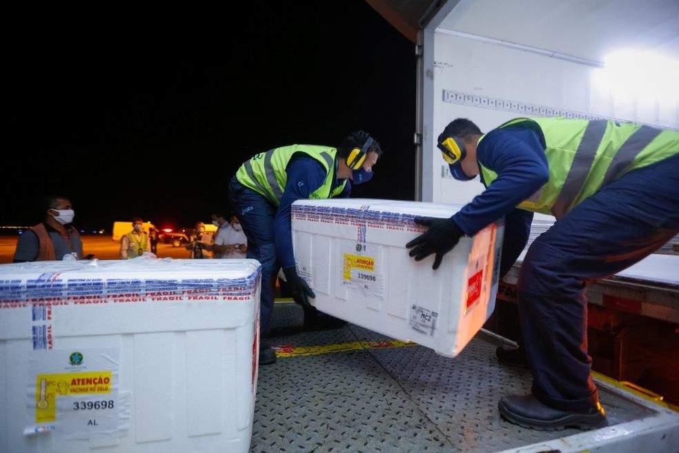 Vacinas de Oxford chegam a Alagoas e são colocadas em caminhão — Foto: Felipe Brasil/Agência Alagoas