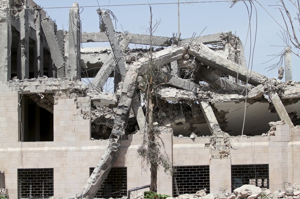 PrÃ©dio destruÃ­do por ataque aÃ©reo saudita em Saana em guerra de 2015, no IÃªmen (Foto: Reuters/Mohamed al-Sayaghi)