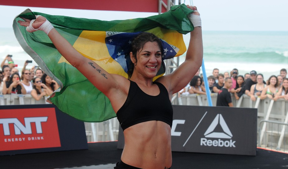 Bethe Correia vai aos EUA ver o UFC 220 enquanto se recupera e aguarda nova luta