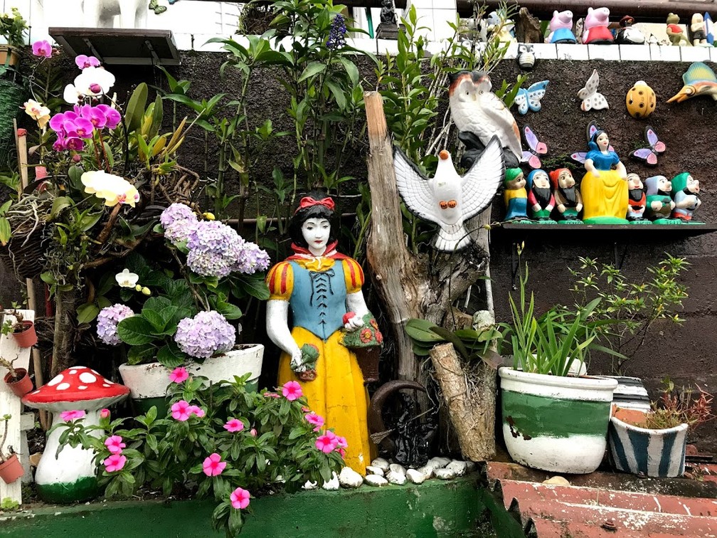 Jardim de esculturas na casa da família Oliveira — Foto: Anaísa Catucci/ G1 SC