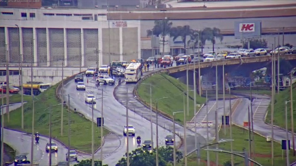 Trânsito na EPTG após acidente entre carro da PCDF e ônibus — Foto: DER/Reprodução