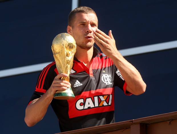 Podolski recebe feliz aniversário do Flamengo, agradece e pede nova camisa