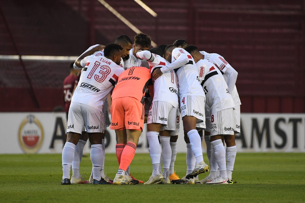 Equipe do São Paulo antes do jogo contra o Lanús — Foto: Staff Images / CONMEBOL