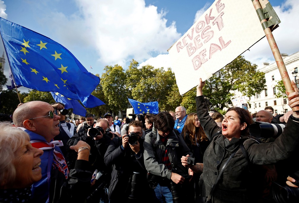 Manifestantes contra e favor ao Brexit em Londres — Foto: REUTERS/Henry Nicholls