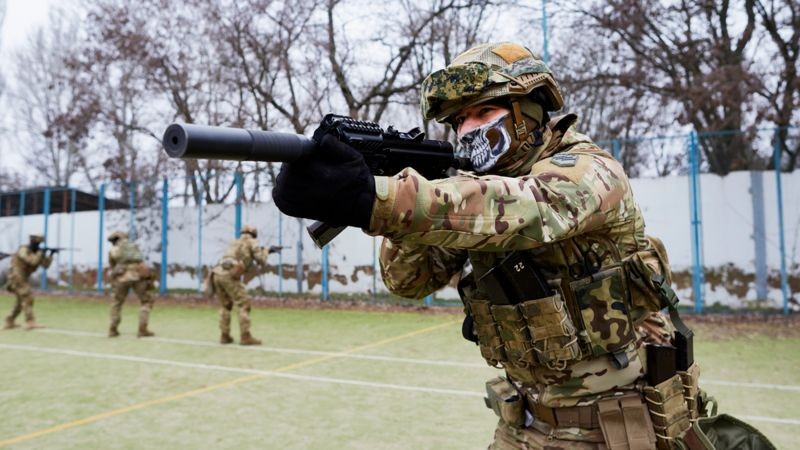 Campo de treinamento do Batalhão Azov em um antigo resort perto de Mariupol, em fevereiro de 2019 (Foto: Getty Images via BBC News)