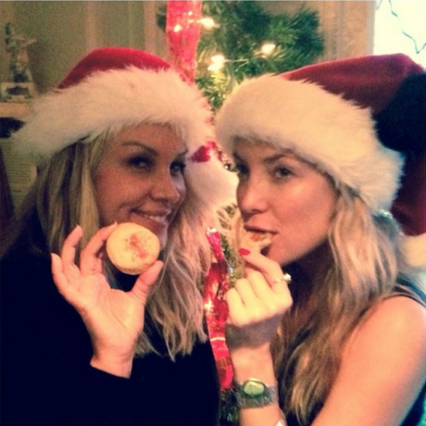 A atriz Kate Hudson (à dir.) e sua amiga, a produtora Heather Parry, atacaram uns biscoitinhos enquanto arrumavam a decoração de Natal. Quem nunca? (Foto: Instagram)