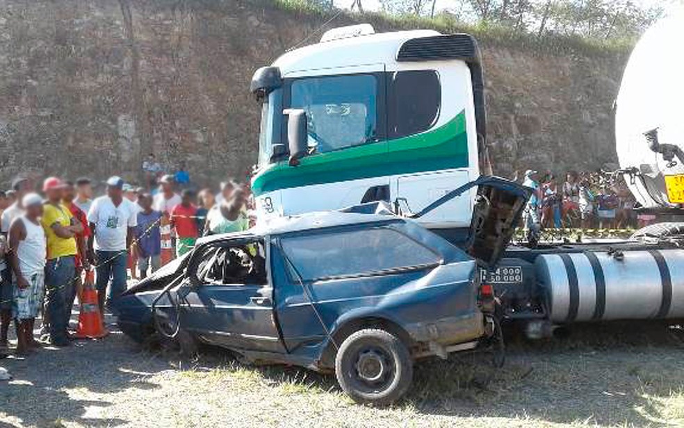 Seis pessoas que estavam no carro pequeno morreram no acidente na BR-116, na Bahia (Foto: Aldo Matos/Acorda Cidade)