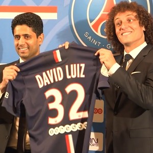 Xeque Nasser Al-Khelaifi dono PSG e David Luiz (Foto: Reprodução PSG TV)