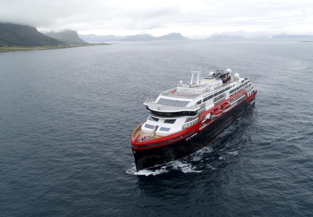Hurtigruten afirma que sistema híbrido pode emitir até 20% menos CO2 (Foto: Divulgação/Hurtigruten)