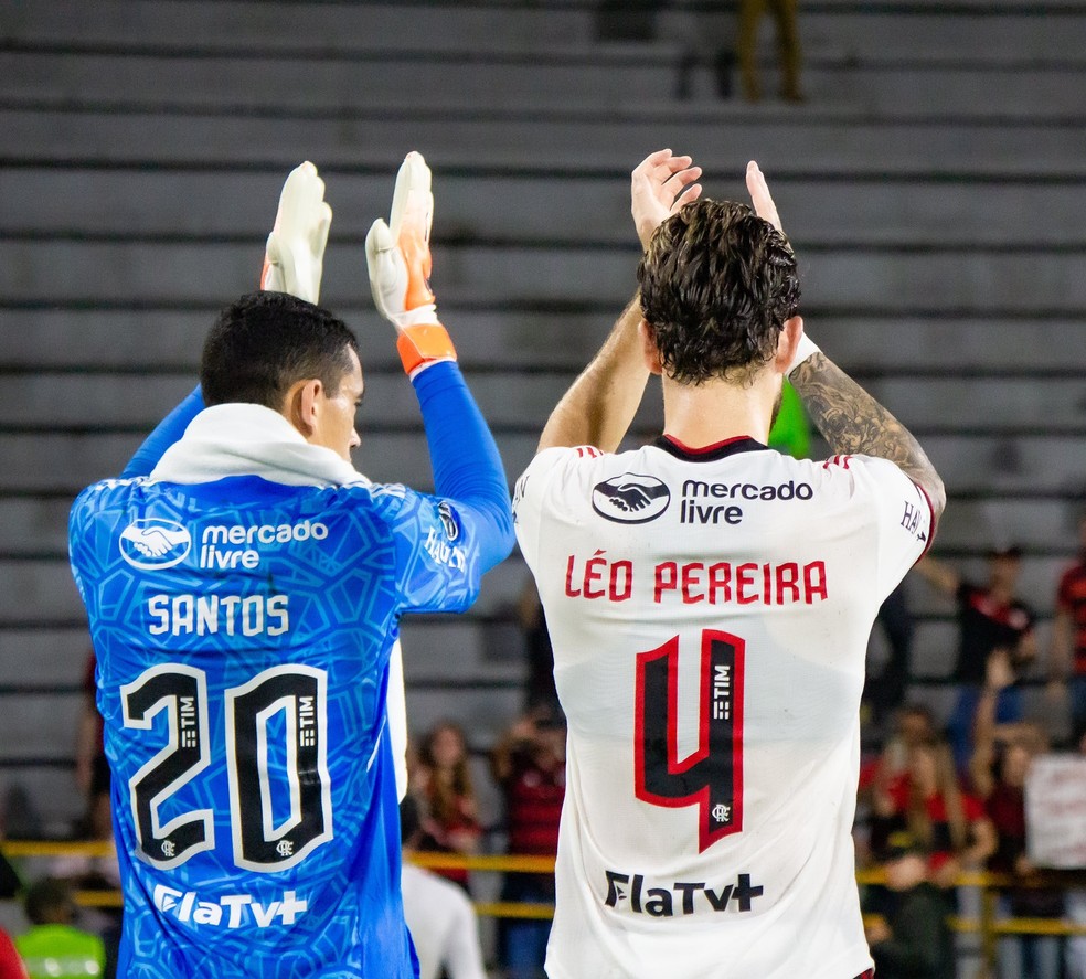 Santos e Léo Pereira, dois dos melhores do time, agradecem aos torcedores do Flamengo que foram a Ibagué — Foto: Nathã Soares / Flamengo