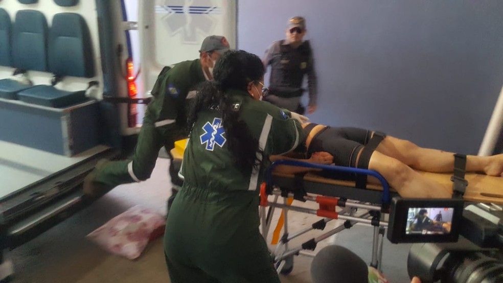 Vítima chegou a ser socorrida, mas não resistiu ao ferimento e morreu. — Foto: Yasmim Oliveira/Centro América FM