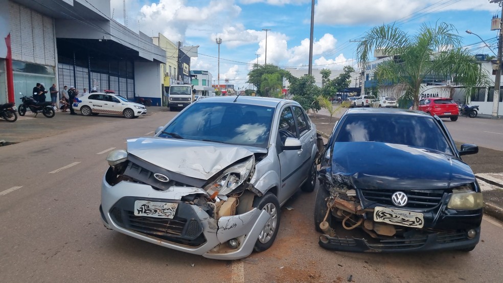Veículos se envolveram em um acidente na região central de Porto Velho — Foto: Armando Junior/Rede Amazônica