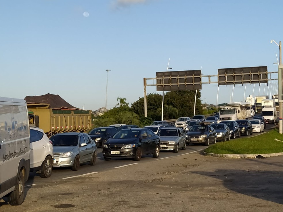 Rompimento de tubulação no Centro de Florianópolis causa filas na manhã desta segunda — Foto: Renato Soder/ NSC TV