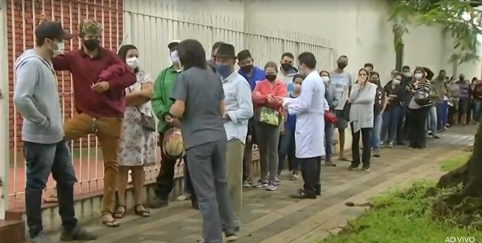 Reabertura de gripário forma grande fila em Tatuí  — Foto: TV TEM/ Reprodução