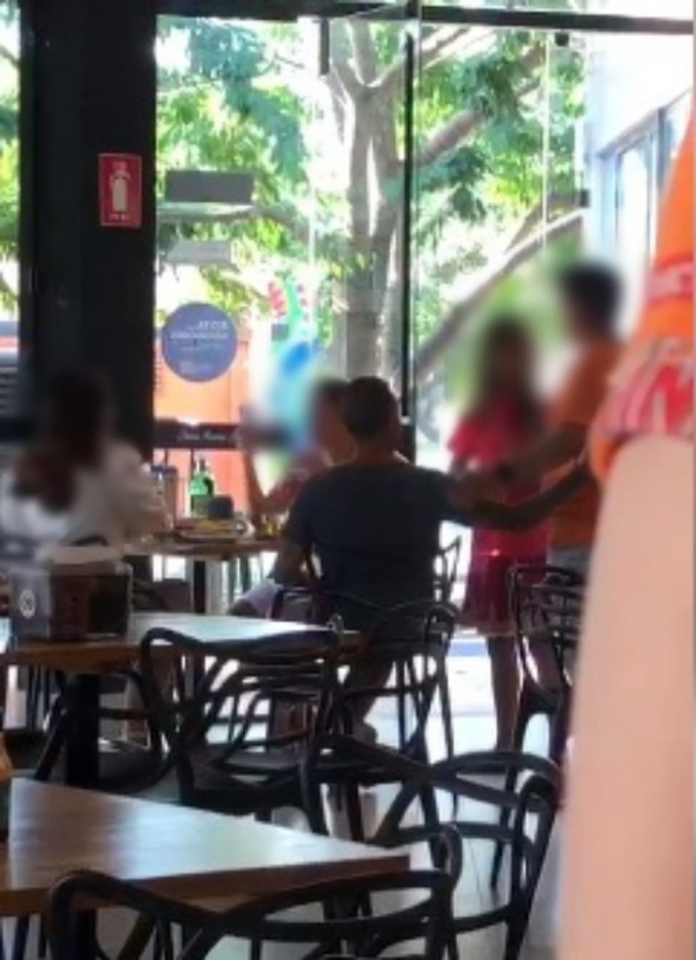 Caloteiro preso em Palmas interagiu com clientes em bar antes de ser preso — Foto: Reprodução