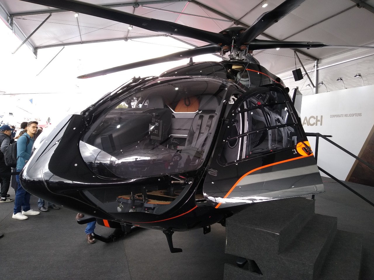 Helicóptero do mesmo modelo de Neymar em exposição em SP (Foto: Leonardo Ávila)