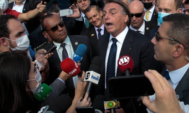 Jair Bolsonaro e jornalistas