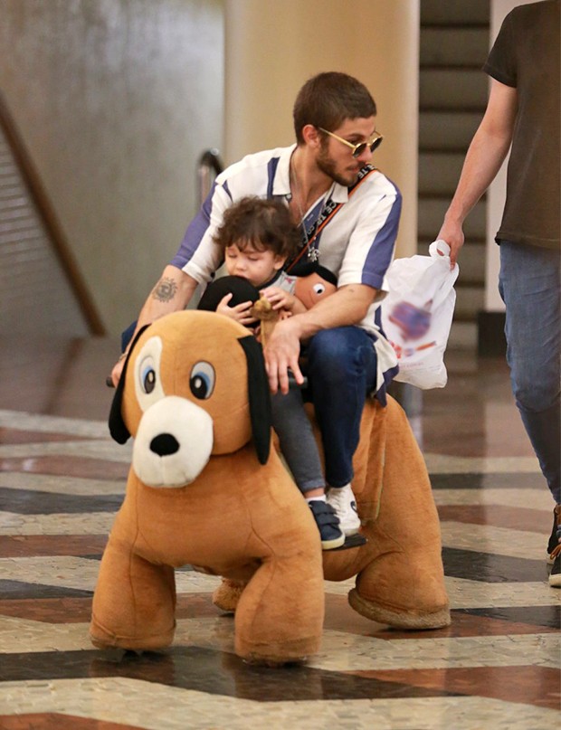 Chay Suede passeando em shopping no Rio de Janeiro (Foto: AgNews)