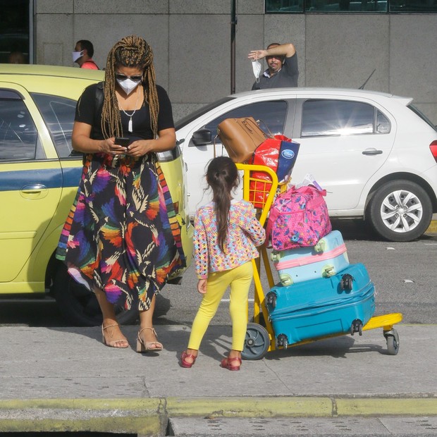 Juliana Alves e a filha, Yolanda, na área externa do Aeropporto Santos Dumont (Foto: Victor Chapetta/ Agnews)