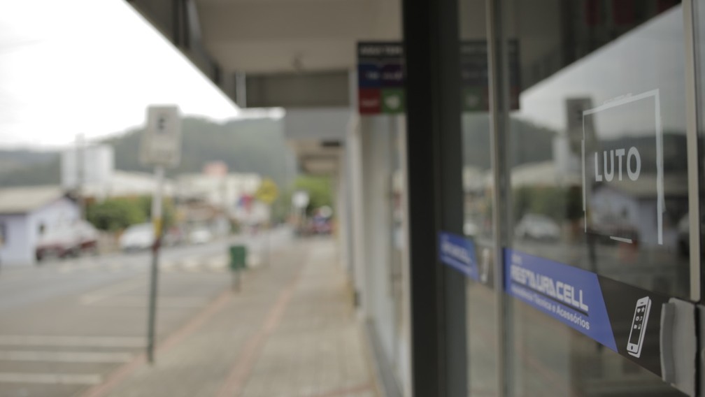 Empresa fechada em Saudades com os dizeres 'luto' na porta — Foto: Sirli Freitas/Divulgação