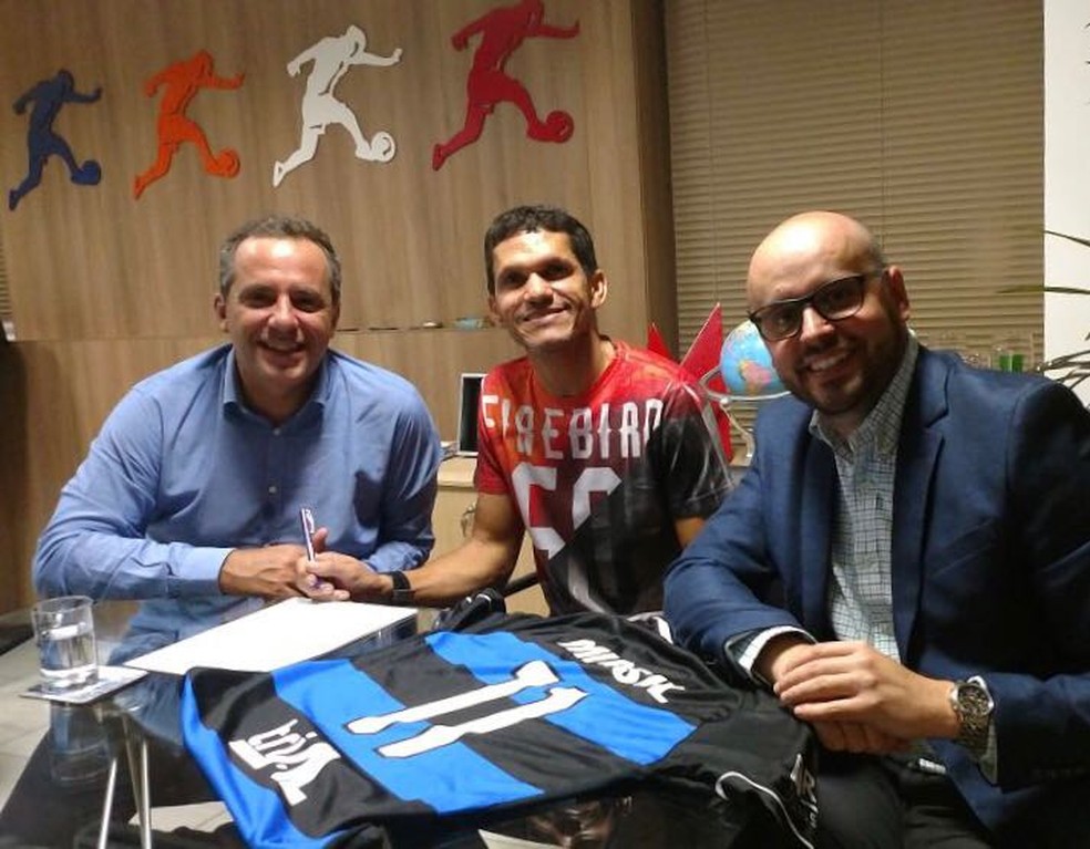 Contrato foi assinado na noite desta quarta-feira (Foto: DivulgaÃ§Ã£o/TubarÃ£o)