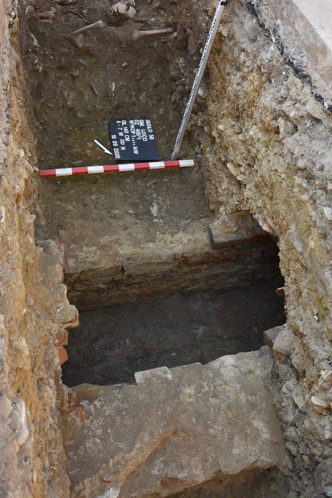 Canal descoberto durante as escavações na Polônia  (Foto: Divulgação/Museu Regional de Jasło)