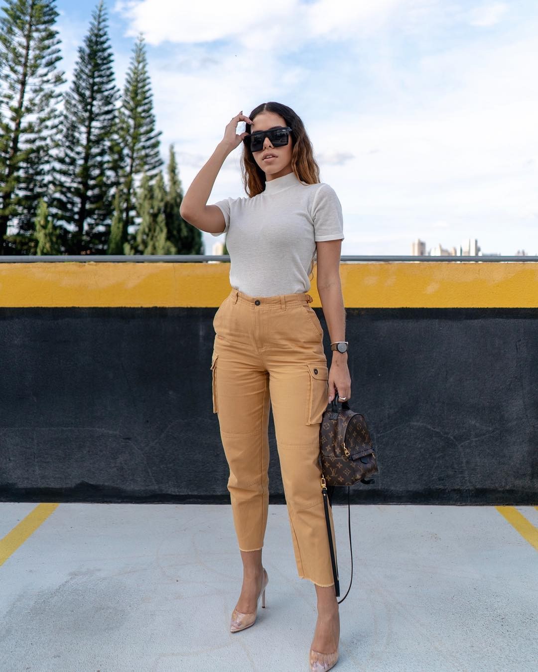 A blogueira Rayza Nicácio usa modelo bege clássico. (Foto: Instagram)
