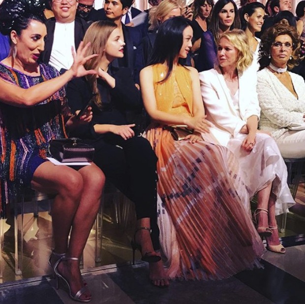 Celebrity front row at Armani Prive (Foto: @suzymenkesvogue)